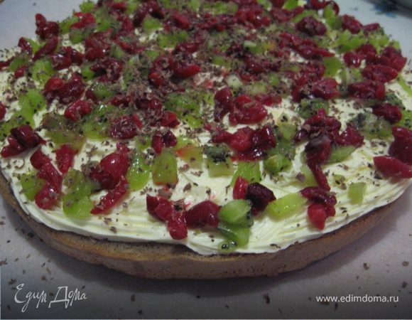 Готовим крем: взбиваем размягченное сливочное масло со сгущенным молоком, можно добавить 1 ст. ложку коньяка или ликера. Режем мелко  фрукты и трем 1 плитку шоколада. Собираем торт. 1 корж темный: слой крема, фрукты и присыпаем шоколадом, 2 корж белый и т.д. Бока нашего торта промазываем кремом. Верхушку смазываем конфитюром.