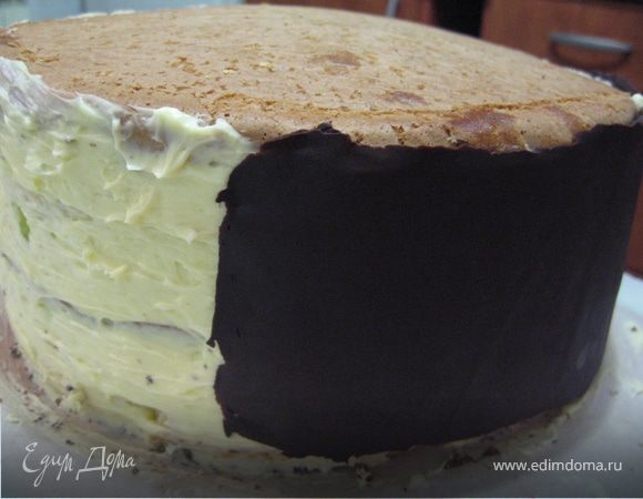 Украшаем торт:
Растапливаем оставшийся черный шоколад черный с 1 ст. ложкой молока. Берем пекарскую бумагу и нарезаем ее полоской в высоту нашего торта. Кисточкой наносим слой шоколада и отправляем нашу полоску-"переводилку" в холодильник для охлаждения,но не застывания.  Аккуратно разглаживая и разогревая ладонью лист как бы переводим шоколад на боковину нашего торта.  