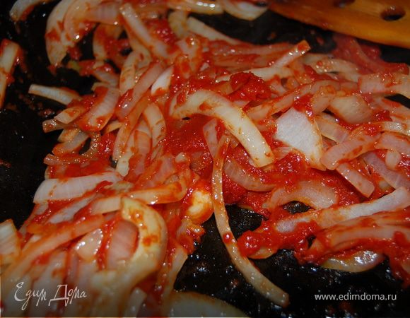 Говядину мы помыли и так же отправили вариться минимум на час в отдельную кастрюлю. Пока у нас мясо варится, займемся остальными ингредиентами. Лук режем тонкими полукольцами, довольно мелко режем соленые огурцы  помидоры. Я настаиваю на том, что в этом блюде одними огурцами не обойдешься - зеленые твердые соленые помидоры придают неповторимый вкус! Лук отправляем на сковородку обжариваться в сливочном масле, через пару минут, когда он становится чуть мягким, добавляем томатную пасти и готовим еще пару минут.