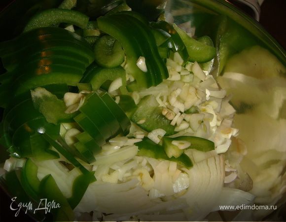 Нарезать лук тонкими полукольцами и сладкий перец - тонкой соломкой. Жаропрочную кастрюлю с толстым дном поставить на сильный огонь, добавить столовую ложку растительного масла, обжарить куски курицы пока они не подрумянятся со всех сторон. Вынуть курицу из кастрюли и переложить на тарелку.
