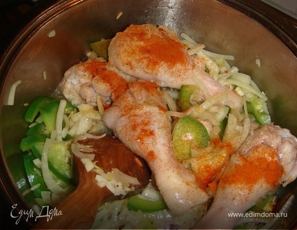 Снова положить в кастрюлю куски курицы, добавить помидоры вместе с соком, куриный бульон, лавровый лист, паприку и черный перец. Довести бульон до кипения. Накрыть кастрюлю крышкой и часто помешивая, тушить рис и курицу до готовности.