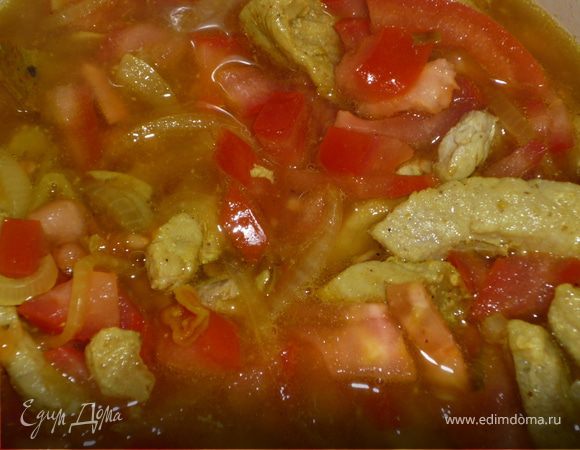 Лук очистить и нарезать на полукольца.
Чеснок мелко порезать. Мясо промыть, обсушить и обжарить на сильно разогретом масле со всех сторон.
В кастрюлю влить бульон, добавить мясо, лук, чеснок, лавровый лист, карри (0.5  -  1 ч.л). Добавить сухую паприку и нарезанные помидоры. Тушить минут 40.
