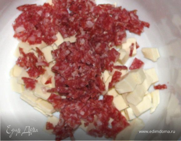 Сыр и колбасу нарезать кубиками, сыр разомнуть вилкой и перемешать с колбасой.