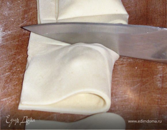 Накрыть начинку тестом. Тупой стороной ножа прижать сложенные слои теста на некотором расстоянии от краев.