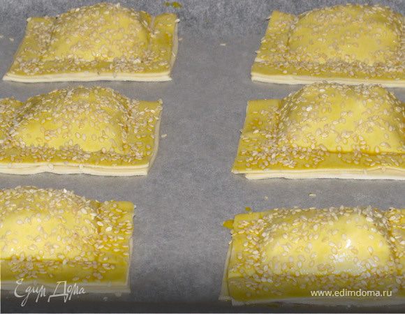 Выложить на противень, смазать желтком, посыпать кунжутом. Выпекать при температуре 180-200*С 15-20 мин.(Для каждой духовки индивидуально) Приятного аппетита!