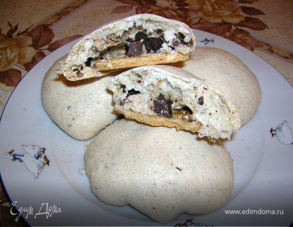 На любое печенье ( у меня было галетное) выложить белково-шоколадную смесь и выпекать при  150 градусах примерно 35 мин. в зависимости от духовки