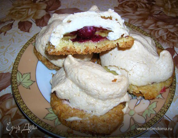 А это другой вариант печенья. Основа - домашнее песочное печенье, а внутри вишенка.