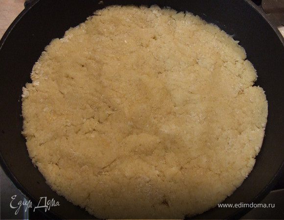 Тесто:
Взбить желтки с сахаром, добавить размягченное масло, муку, соль. Перемешать. Выложить на дно формы.