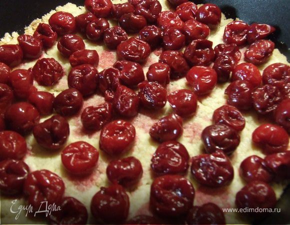 Выпекаем в духовке при температуре 180С в течение 20-25 минут до слегка золотистого цвета. Выкладываем ягоды на корж.
