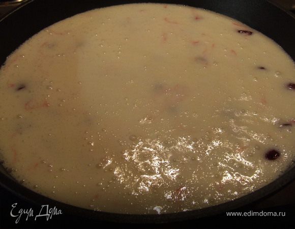 Крем:
Взбить сливки с сахаром, добавить сметану, взбить. Выливаем крем поверх ягод и отправляем в духовку на 20 минут.