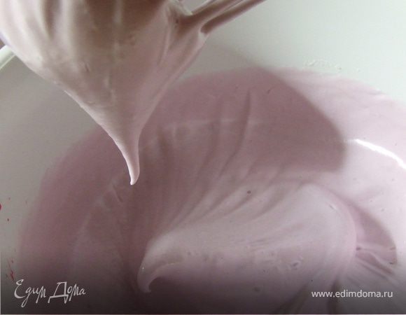 Безе: взбить охлажденные белки с сахаром до густой пены, доавить сок для цвета (можно не добавлять)