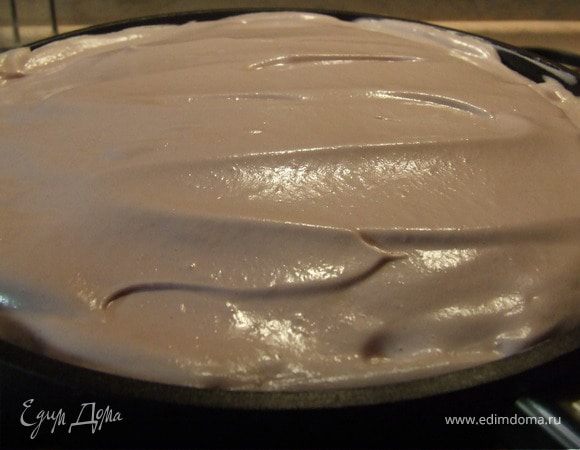 Аккуратно при помощи ложки выкладываем безе поверх крема, чтобы слои не перемешались и отправляем в духовку на 30-75 минут.
Если мы хотим получить более хрустящий верх, то температуру духови нужно убавить до 100-120С и готовить больше часа. Если нам не нужен такой эффект, то не меняя температуры готовим 30-40 минут 