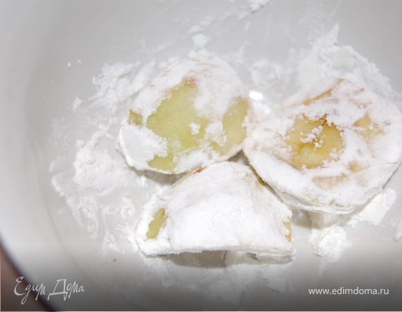 Яблоки очистить от кожуры и сердцевины и порезать дольками, мои яблоки мелкие – я их порезала на четвертинки. Развести 100 г. крахмала водой так, чтоб получился НЕ ЖИДКИЙ кляр. На плиту ставим глубокую сковороду, наливаем туда растительное масло и доводим  до кипения. 