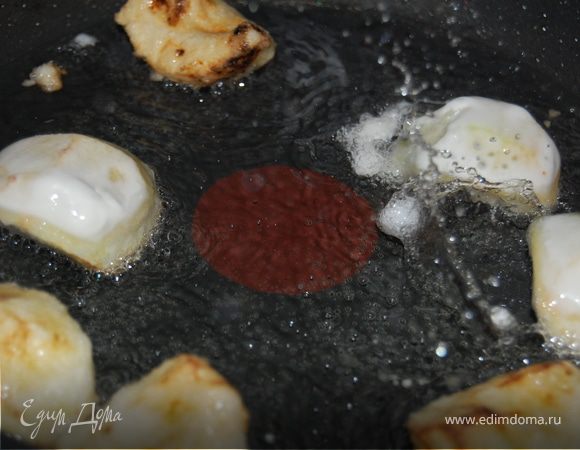 Яблоки сначала обвалять в сухом крахмале (50 грамм насыпать в мисочку или пиалку), затем искупать в кляре и обжарить  до золотистого цвета. Получившиеся яблоки складываем в мисочку.