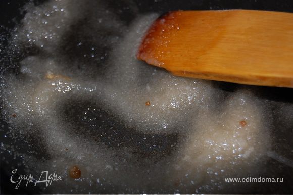 На другой сковороде разогреть оливковое масло, всыпать, постоянно помешивая деревянной лопаткой сахар(я взяла коричневый сахар), жарить на маленьком огне, пока карамель на станет золотистой.