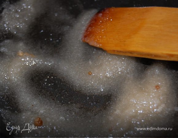 На другой сковороде разогреть оливковое масло, всыпать, постоянно помешивая деревянной лопаткой сахар(я взяла коричневый сахар), жарить на маленьком огне, пока карамель на станет золотистой.