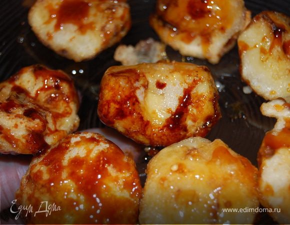 Быстро, пока карамель не остыла, выложить яблоки и осторожно перемешать, чтоб карамель распределилась равномерно. ВСЕ!  Подавать посыпав кунжутом, или сахарной пудрой, или просто так! Приятного аппетита!