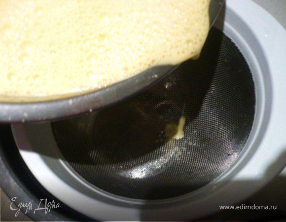 Взбить миксером желтки с сахаром до бледной, пушистой массы. Добавить молотый и натертый имбирь, цедру и сок лайма. Перемешать. Влить в желтки, постоянно взбивая, молочную смесь. Массу процедить и половником разлить по формочкам.
Получается от 6-9 штук, в зависимости от размера формочек.