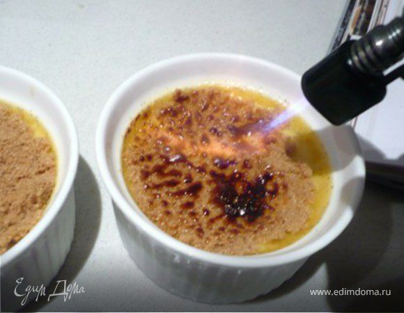 Охладить до комнатной температуры и поставить в холодильник на пару часов. Перед подачей обсыпать коричневым сахаром и карамелизировать кулинарным фломбером или под очень горячим грилем. 
