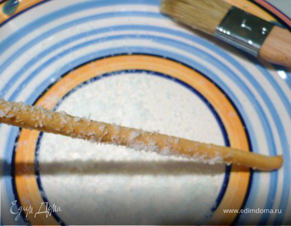 КОКОСОВЫЕ ПАЛОЧКИ: Гриссини, не ароматизированные и несоленые, или аналогичные палочки, смазать теплым медом и обвалять в кокосовой стружке. Поставить в разогретую до 170 С духовку на 1-2 минуты.
