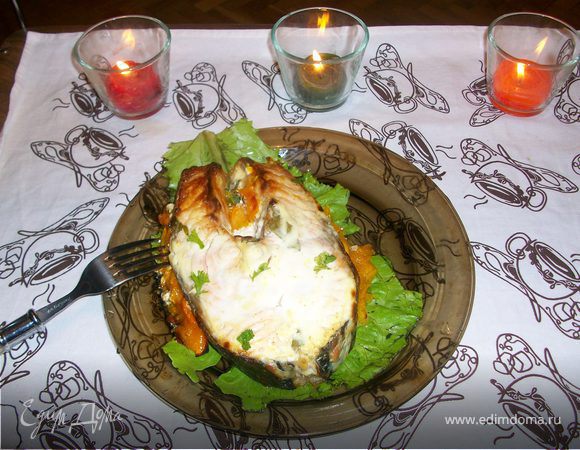 рубим эстрагон (лучше свежий) и перемешиваем со сметаной. Выкладываем сметану поверх рыбки густым слоем. Поверх трем сыр. Ставим все в разогретую духовку. Выпекаем 30 мин при t=200-220градусов. Готовое блюдо можно выложить на широкий лист салата и украсить свежей зеленью. Приятного аппетита!!!