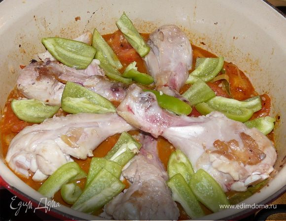 Духовка 200С. Когда вода с рисом начнет кипеть, снять с огня, выложить сверху ножки и перец и поставить в духовку на 15 минут. Теперь выложить колбаски и подлить воды, если нужно. Вернуть на 10 минут. Вынуть и накрыть крышкой еще на несколько минут уже на столе. Посыпать петрушкой.
