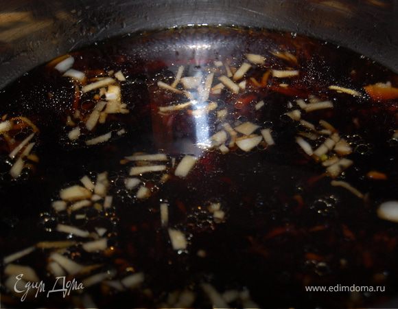 Займемся соусом. Я мелко нарезала чеснок и натерла имбирь на мелкой терке, смешала все ингредиенты для соуса в кастрюле, поставила ее на плиту и довела до кипения.