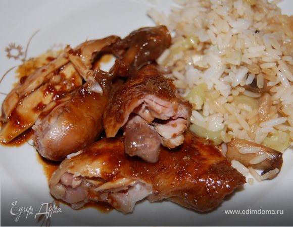 Перед подачей надо нарезать цыпленка как можно мельче, желательно кусочками «на один укус». Разогреть 100 мл. соуса, залить им кусочки и подавать. На гарнир отлично подойдет рис или лапша. Чжу ни вэйкоу хао! (Приятного аппетита!)