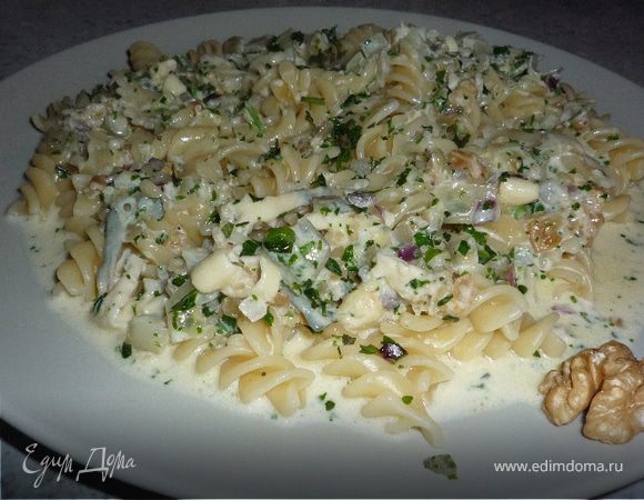 Выложить на тарелку макароны, полить их соусом. Приятного аппетита!