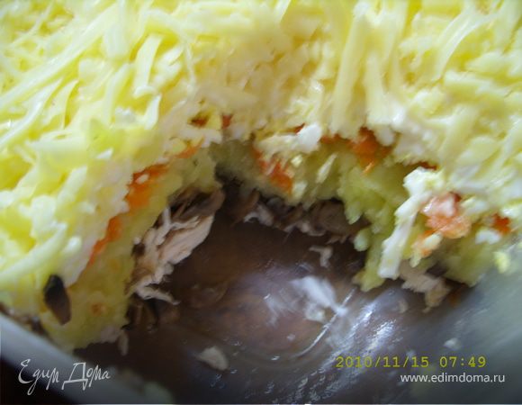 Салат выкладывается слоями!
Сначала нарезаная соломкой курица, затем обжаренные грибы,
затем натертый картофель,
затем натертая морковь,(между картофелем и морковью посолить)
Затем натртые яйца,
потом слой майонеза,
и посыпать тертым сыром.
накрыть и отставить на часок в холодильник))
все)