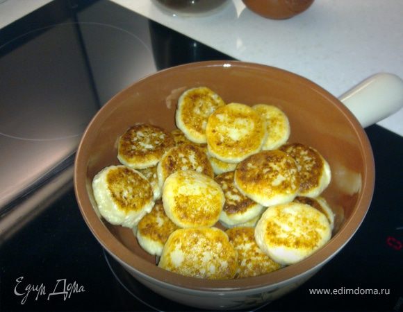  Соединить творог с яйцом и мукой. Всё перемешать, сформировать колобок.
Разогреть масло на сковороде.
Из получившегося колобка отщипывать кусочки, (чтобы тесто не приставало к рукам можно руки переодически окунать в воду или намазать их подсолн.маслом))скатать шарики,потом надавить немного на шарик,получится толстенький пятак. Все пяточкИ выложить на разогретое масло и обжарить с двух сторон. К сырничкам можно подать сгущ.молоко,варенье,мёд. Всё что душа пожелает! Приятного аппетита!