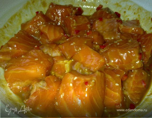 Делаем маринад: перемешиваем горчицу, соевый соус и мед, добавляем немного кунжута и мелко нарезанный перец чили. Кладем в маринад порезанный кубиками 3*3 см филе лосося и отправляем в холодильник на 15 мин.