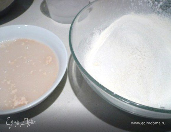 Тесто: В половине воды развести дрожжи. Когда дрожжи припухнут, добавить остальную воду.
Просеять обе муки и соль. Добавить масло и перемешать. Сделать в середине углубление и влить дрожжи. Вымесить. Накрыть полотенцем. Поставить в теплое место на 1 час или пока тесто не увеличится вдвое. 
