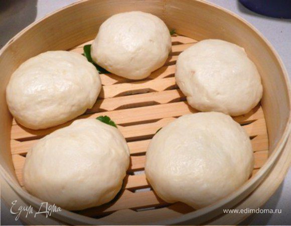Сделать из теста 10 шариков. Каждый чуть приплюснуть, положить в середину фарш и сформировать шарик. Готовые шарики уложить на листья каффир-лайма и сложить  пароварку. Обсыпать кунжутными семенами. Дать постоять-подойти 5 минут. 
