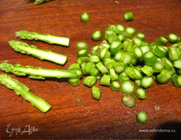 У спаржи удалить грубые концы. Очень тонко нарезать дисками. Верхушки порезать вдоль. В горячем оливковом масле обжарить спаржу - диски и верхушки,  максимум 1 минуту. Спаржа должна оставаться немного хрустящей. Посолить.
