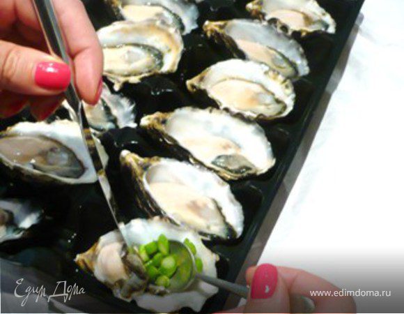 В каждой раковине приподнять устрицу и положить под нее диски спаржи. На устрицу положить верхушку спаржи и листик кинзы. 
