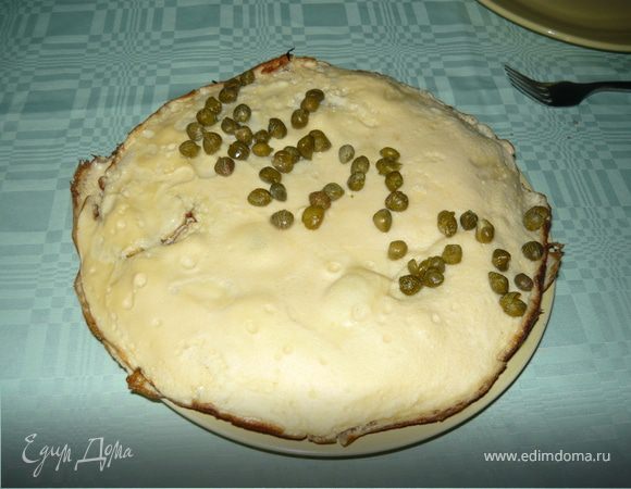 Испечь 3 омлета. Первый выложить на большую тарелку, на него выложить слой салата, положить второй омлет (как корж в торте), опять салат, сверху накрыть третьим омлетом и украсить - я положила сверху горсть каперсов. Торт из омлета с салатом готов. Подавать теплым.