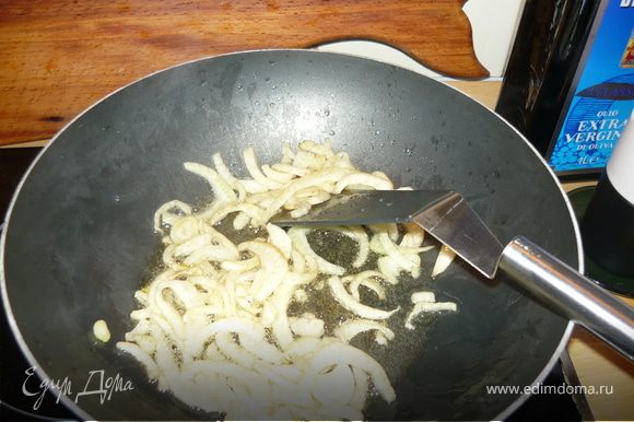 В сковороде разогреть оливковое масло, бросить туда зубчики чеснока, предварительно раздавленные плоской стороной ножа. Как только чеснок станет золотистым, убрать его. В этом масле обжарить фенхель, добавить кальмары. Обжаривать их в течение 1 минуты, интенсивно помешивая. Добавить сок апельсина с вермутом, тушить вместе не больше 1 минуты, чтобы кальмары не стали жесткими.