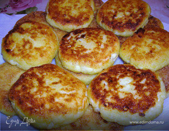 Все ингредиенты смешать, мокрыми руками сформировать шарики, запанировать в кукурузной муке, сделать круглую лепешку и обжарить на растительном масле до золотистого цвета.
Приятного аппетита!!!