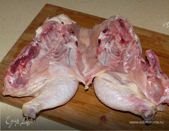 Курицу разложить "бабочкой" (для этого удалить хребет и вынуть грудной хрящ, срезать лишний жир).