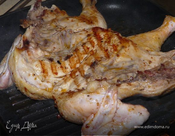 На сковородке-гриль поджарить с двух сторон до золотистой корочки (по несколько минут), разогреть духовку 200С, еще обмазать соусом и запечь ок. 30 минут. При подаче полить ее соками и соусом.