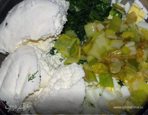 <font style="vertical-align: inherit;"><font style="vertical-align: inherit;">Яйца сварить вкрутую, нарезать, добавить брынзу, лук-порей и смешать.</font></font>