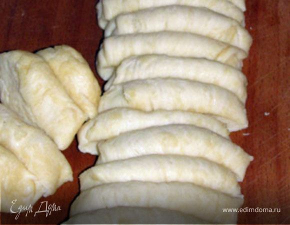 <font style="vertical-align: inherit;"><font style="vertical-align: inherit;">Тесто разрезать на кусочки. </font><font style="vertical-align: inherit;">Каждый раскатать, смазать оливковым маслом и скрепить.</font></font>