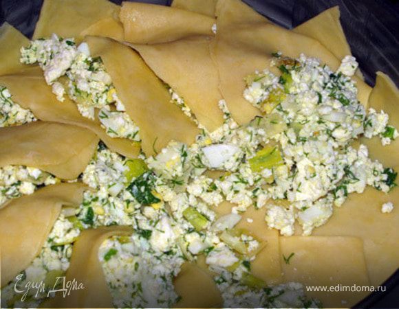 <font style="vertical-align: inherit;"><font style="vertical-align: inherit;">Лепешками выстелить дно и борта. </font><font style="vertical-align: inherit;">Далее попеременно выкладываем начинку, лепешку, пока круг не замкнется. </font><font style="vertical-align: inherit;">Сверху выложите оставшуюся начинку и накройте лепешками из теста. </font><font style="vertical-align: inherit;">Смазать взбитым желтком. </font><font style="vertical-align: inherit;">Форму лучше взять диаметром 22 см. </font><font style="vertical-align: inherit;">Выпекать 30</font></font>–<font style="vertical-align: inherit;"><font style="vertical-align: inherit;">40 мин </font><font style="vertical-align: inherit;">при 180</font></font>–<font style="vertical-align: inherit;"><font style="vertical-align: inherit;">200</font></font>°C<font style="vertical-align: inherit;"><font style="vertical-align: inherit;">. </font><font style="vertical-align: inherit;">Приятного аппетита!</font></font>