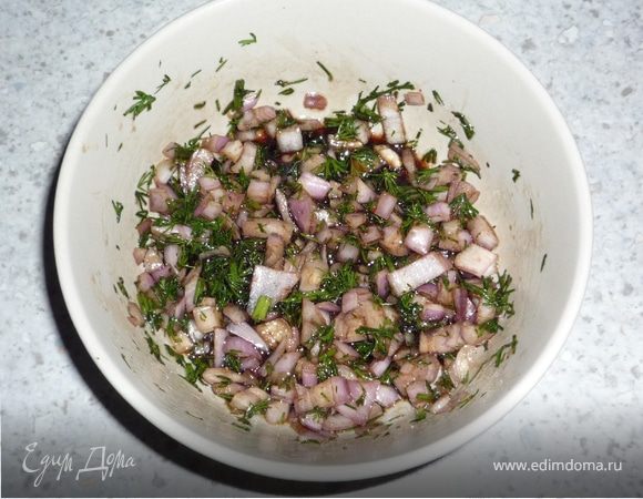 Бальзамический уксус перемешать с медом, посолить, поперчить, добавить оливковое масло.
Мелко порубить укроп, измельчит лук. Укроп и лук добавит в соус. 