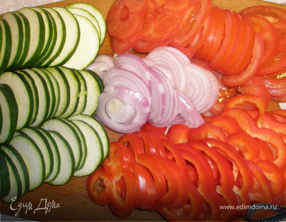 Кабачок, лук помидоры и перец нарезать колечками.