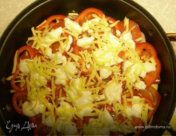 Смазать сметаной и присыпать чуточку сыром. Повторить слои в том же порядке (кроме сметаны и сыра).