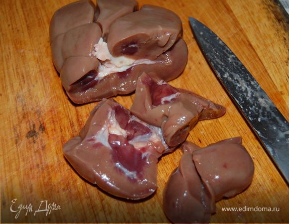 Начало такое же, как при варке солянки – почки и мясо варим по отдельным кастрюлям, почку предварительно промыли и обработали, см. рецепт http://www.edimdoma.ru/recipes/15349