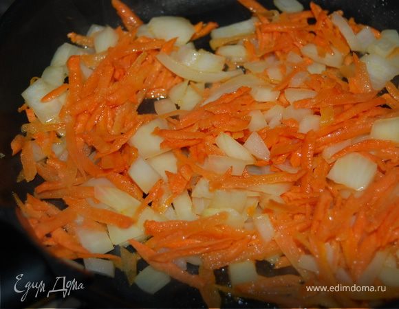 Пассируем на сливочном масле лук и тертую морковку. Режем мелко картофель, огурцы и помидор.