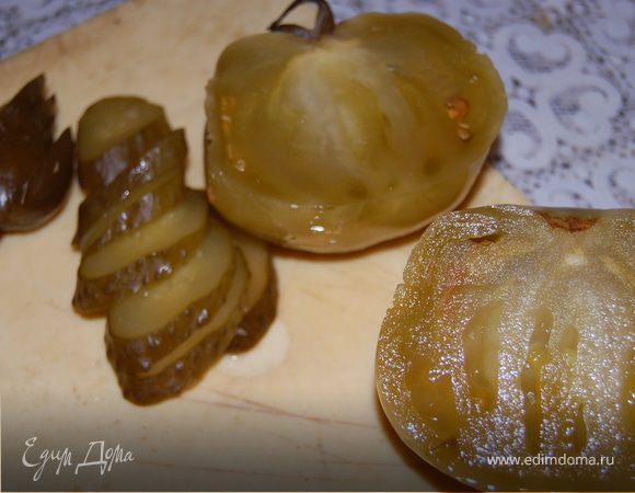 Мясо сварилось и почка тоже – режем на свое усмотрение, бульон процеживаем на всякий случай, складываем мясо и почку в кастрюлю с бульоном, добавляем перловку, огурцы, помидоры, картофель, кладем перец и лаврушку, и варим не менее 30 минут. Перловка хорошо разваривается, для меня всегда проблема состоит в том, чтоб положить ее не слишком мало но и не слишком много, а то суп начнет походить на кашу!Я на большую кастрюлю кладу не более 150 грамм . С другой стороны, я не люблю супы, в которых надо долго ловить что-нибудь, в каждой ложке супа должны попадаться его ингредиенты. За минут 15 до окончания варки кладем пассированные овощи. При необходимости солим. Все! Приятного аппетита!
P.s. Аппетит будет еще приятнее, если вы подадите этот суп с каперсами и маслинами)
